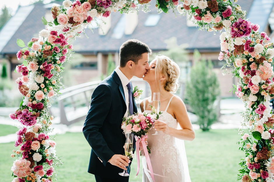 5 Tips for Selecting the Perfect Wedding Arch Flowers